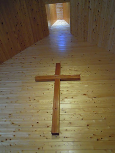 礼拝堂の正面の十字架